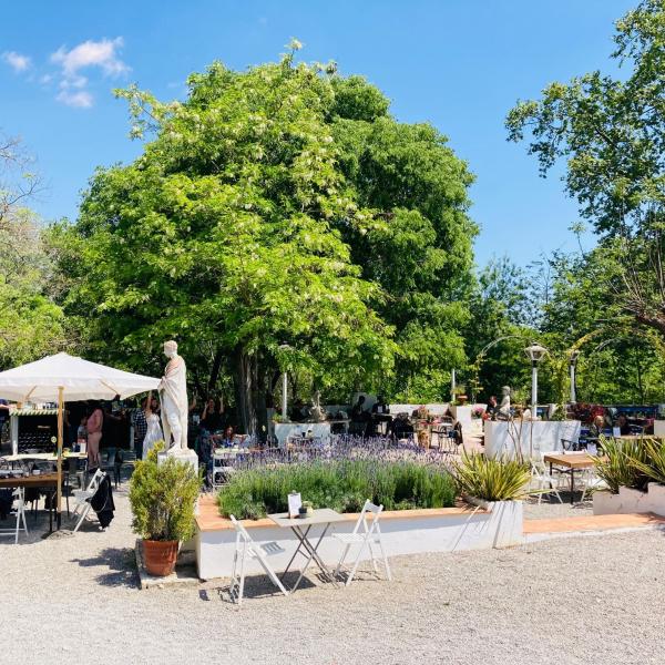 Jardín del bar de vinos y cavas de Rovellats