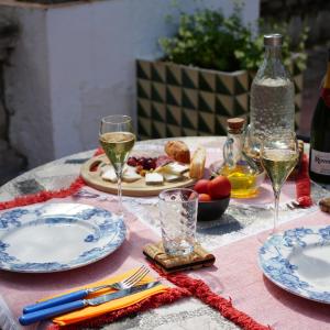 Mesa preparada para el desayuno en el jardín