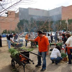 Clients fent calçotada