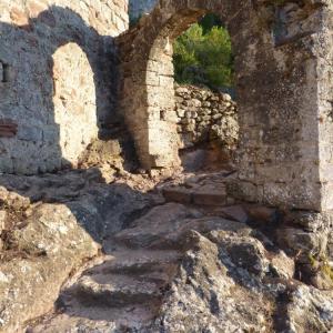 Arcada al camí de pujada al Castell de Mediona