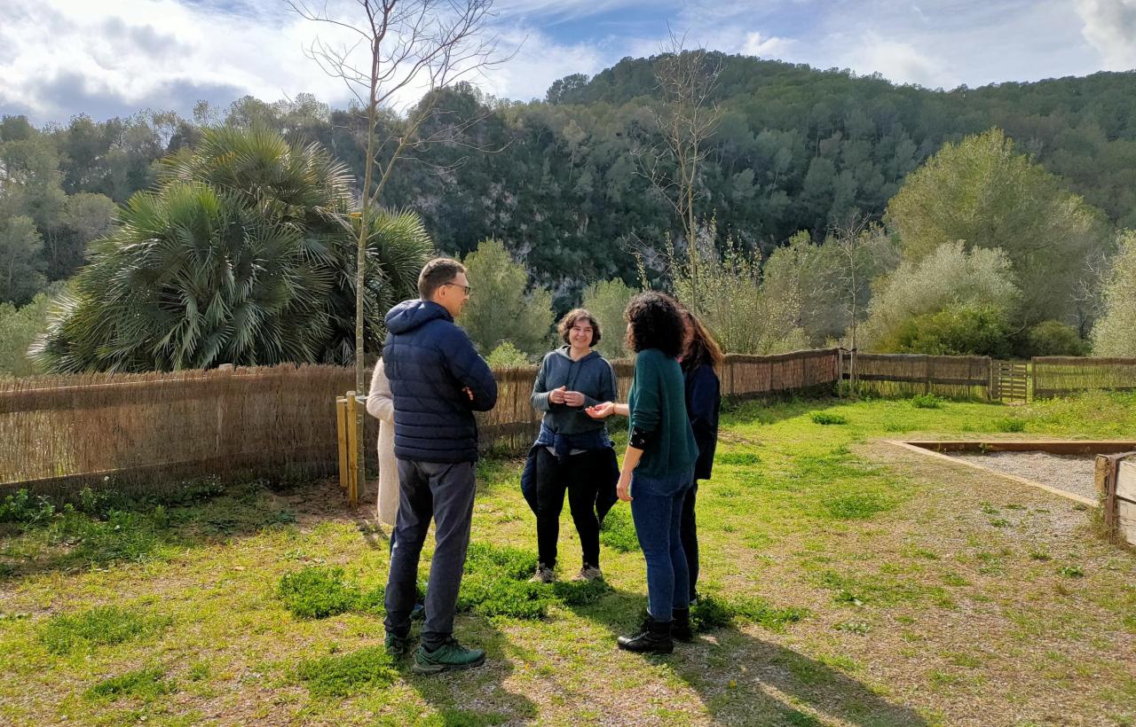 Persones a l'aire lliure durant un team building de Take Your Team al Parc del Foix entre el Penedès i Garraf