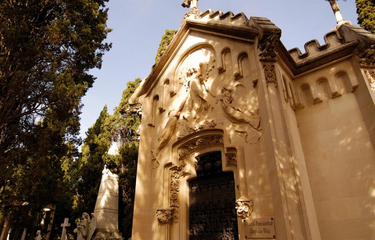 Cementiri de Vilafranca. Museoleu obre de Santiago Güell