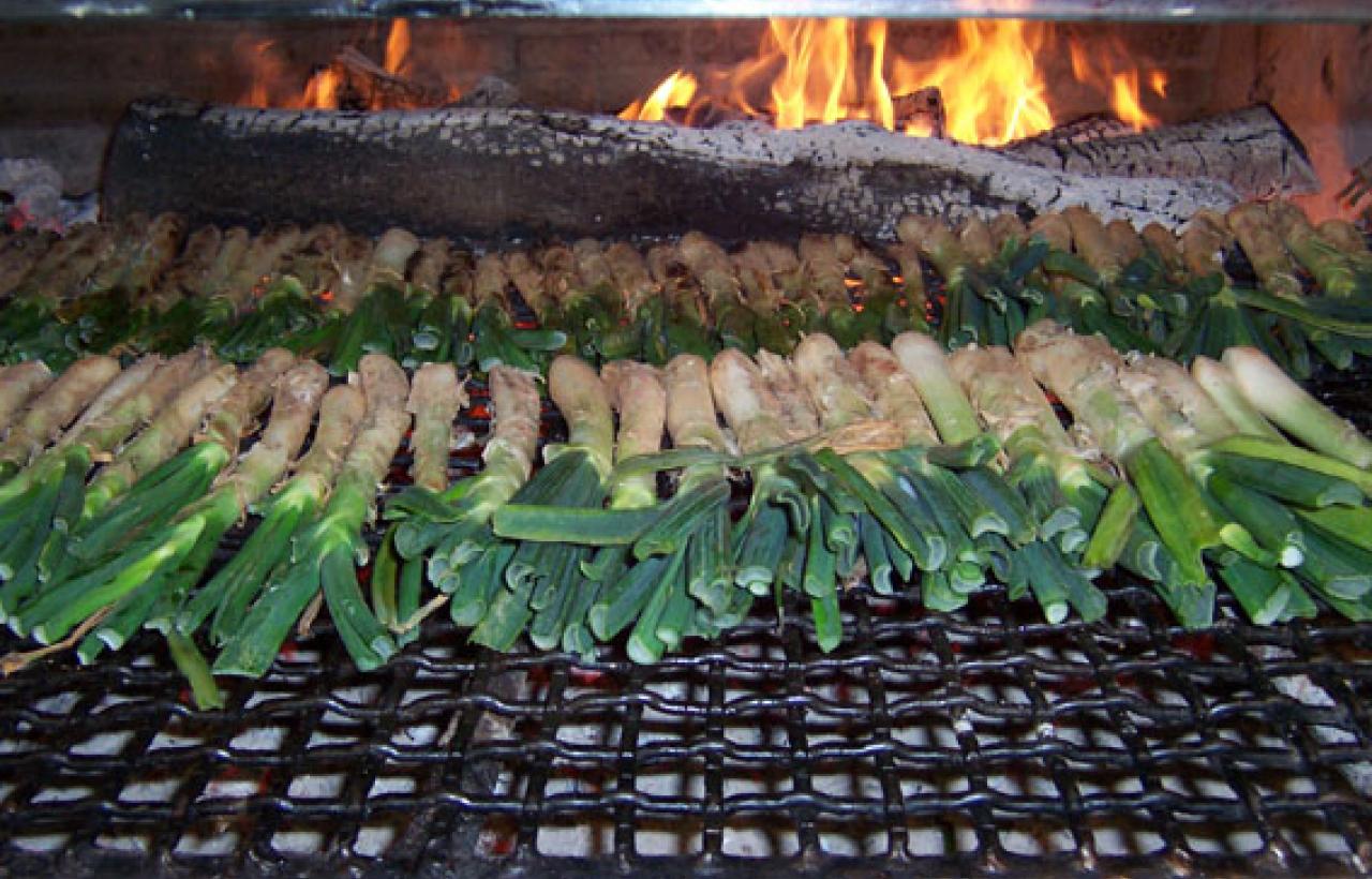 El foc a terra de La Posada amb calçots